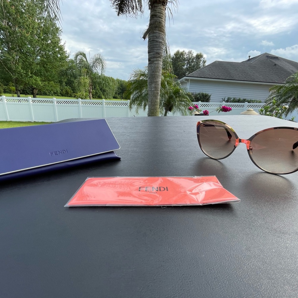 Fendi women’s sunglasses with case and fabric cleaner new